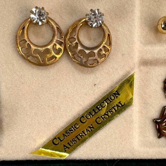 🍀 Vintage Sweet Sixteen Austrian Crystal Collection Earring Set Green Velvet Box - Picture 3 of 9